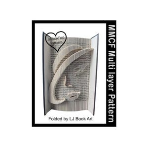 Könnte beinhalten: Ein Buchkunstwerk mit einem Gesichtsdesign, das durch Falten der Buchseiten entstanden ist. Der Text "MMCF Multi layer Pattern" befindet sich auf der rechten Seite. Der Text "JHBookFold Patterns" befindet sich in einem Herz. Der Text "Folded by LJ Book Art" steht unten.