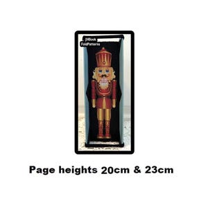 Könnte beinhalten: Eine rote und goldene Nussknackerfigur mit einem blauen und weißen Gesicht. Die Figur befindet sich in einer durchsichtigen Plastikbox mit dem Text "JHBook FoldPatterns" auf der Vorderseite. Seitenhöhen 20 cm und 23 cm.