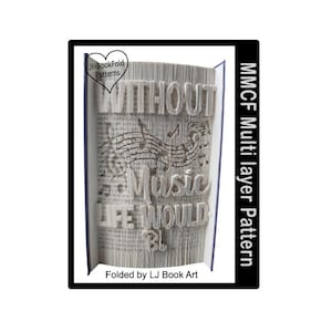Peut inclure: Une œuvre d'art en livre plié avec les mots "WITHOUT MUSIC LIFE WOULD B♭" découpés dans les pages. Le design comprend des notes de musique et le texte "MMCF Multi layer Pattern". Plié par LJ Book Art.