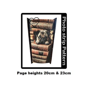 Puede incluir: Un patrón de tira de fotos con un perro pug asomándose de una pila de libros. El patrón está diseñado para páginas con alturas de 20 cm y 23 cm.