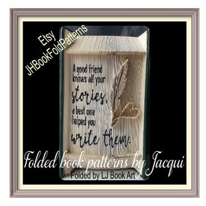 Può includere: Un libro piegato a forma di piuma con la citazione "Un buon amico conosce tutte le tue storie, un migliore ti ha aiutato a scriverle." Il libro è su uno sfondo nero con il testo "Etsy JHBookFoldPatterns Modelli di libri piegati da Jacqui Piegate da LJ Book Art"