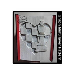 Op de afbeelding: Een wit boek gevouwen in de vorm van een hart met een schaakstuk erop. Het boek is gevouwen in een meerlaags patroon. De tekst "JHBookFold Patterns" is zichtbaar in de linkerbovenhoek van de afbeelding. De tekst "Graph Multi layer Pattern" is zichtbaar aan de rechterkant van de afbeelding.
