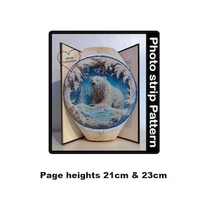 May include: A photo strip pattern for a book with a polar bear on a snowy background. The book is open and the pages are 21 cm and 23 cm tall.