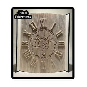 Op de afbeelding: Een beige boek met een klokontwerp op de omslag. De wijzerplaat heeft Romeinse cijfers en de tekst "Tijd doorgebracht met familie is elke minuut waard".