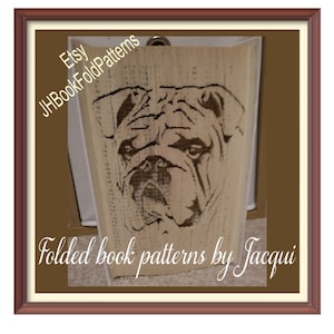 Peut inclure: Une œuvre d'art en livre plié représentant le visage d'un bouledogue. Le livre est composé de vieilles pages jaunies et le visage du bouledogue est découpé dans les pages. Le texte "Etsy JHBookFoldPatterns Folded book patterns by Jacqui" est visible en haut et en bas de l'image.