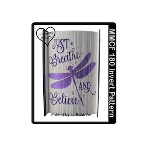 Op de afbeelding: Een boekvouwpatroon met een paarse libelle en de woorden "Just Breathe and Believe". De boekkunst is gevouwen door LJ Book Art. Het patroon is gelabeld MMCF 180 Invert Pattern.