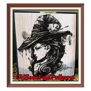 Puede incluir: Una obra de arte en papel en blanco y negro de una mujer con un sombrero de bruja. Los labios rojos de la mujer son un toque de color contra el fondo blanco y negro. La obra de arte está enmarcada en un marco de madera marrón. El texto "JHBooKFoldPatterns" es visible en la parte inferior de la imagen.