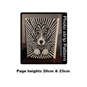 Può includere: Motivo a strisce fotografiche in bianco e nero con un'illustrazione di un cane carino. Il motivo è un design a strisce ripetitivo. Le altezze delle pagine sono di 20 cm e 23 cm. Motivo a strisce fotografiche.