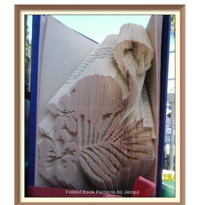 Puede incluir: Un libro con las páginas dobladas en forma de búho. El búho está hecho de papel blanco y es parcialmente visible. El libro está abierto y las páginas están dobladas en una forma tridimensional. El texto "Folded Book Patterns by Jacqui" es visible en la parte inferior de la imagen.