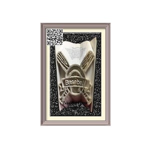 以下が含まれることがあります： 野球のバットとボールをモチーフにしたブックアートの彫刻で、バナーには「Baseball」の文字が書かれています。彫刻は銀色のフレームに黒のマットで飾られています。