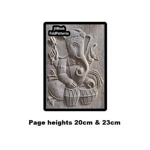 Może przedstawiać: Szczegółowa, szara, rzeźbiona drewniana płaskorzeźba hinduskiego bóstwa Ganesha grającego na parze bębnów. Rzeźba jest oprawiona i zawiera tekst "JHBook FoldPatterns" w lewym górnym rogu. Tekst "Page heights 20cm & 23cm" znajduje się pod obrazem.