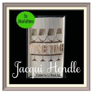 Könnte beinhalten: Ein gerahmtes Kunstwerk aus gefalteten Buchseiten. Das Design zeigt vier Weingläser über den Worten "WINE TIME". Der Name des Künstlers, Jacqui Hendle, ist darunter abgebildet. Ein grünes Etsy-Logo befindet sich oben links.