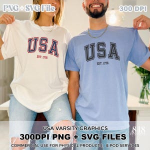 Può includere: Due persone indossano magliette abbinate con "USA" in un font universitario. La maglietta bianca ha dettagli rossi e blu, mentre la maglietta blu ha dettagli grigi. Entrambe le magliette includono "EST. 1776". L'immagine include anche il testo: "PNG + SVG File" e "300 DPI".