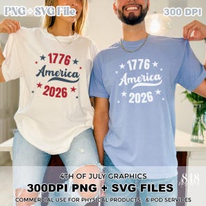Può includere: Due persone indossano magliette bianche e blu con la scritta "1776 America 2026" in rosso e blu. Le magliette fanno parte di un set di grafiche per il 4 luglio, disponibili come file PNG e SVG.