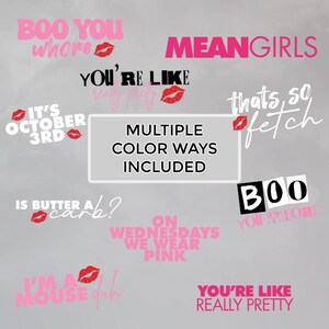 Może przedstawiać: Kolekcja r&oacute;żowych i białych grafik tekstowych z frazami takimi jak "Mean Girls", "Boo You Whore" i "On Wednesdays We Wear Pink". Każda grafika zawiera ślad pocałunku czerwoną szminką. Obecny jest r&oacute;wnież tekst "Multiple Color Ways Included".