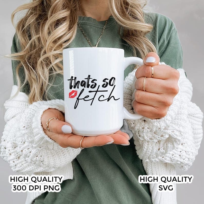 Może przedstawiać: Biały ceramiczny kubek z napisem "thats so fetch" w czarnym skrypcie, zaakcentowany czerwoną szminką. Kubek jest trzymany przez osobę ubraną w zieloną koszulkę i biały sweter. Obraz zawiera r&oacute;wnież tekst "HIGH QUALITY 300 DPI PNG" i "HIGH QUALITY SVG".
