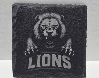 Posavasos de pizarra con leones grabados
