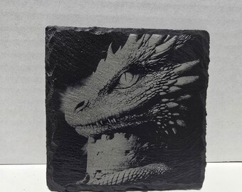 Posavasos de pizarra con personajes de fantasía inspirados en DND