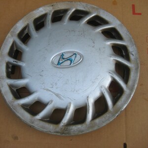 Hundai Hub Cap #52960-28300 14 inch 1992-94 .