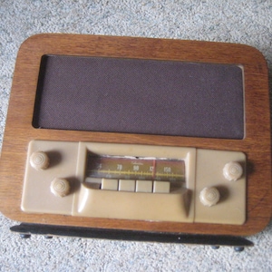 Silvertone Model 7054J Vintage Art Deco Wooden Radio.