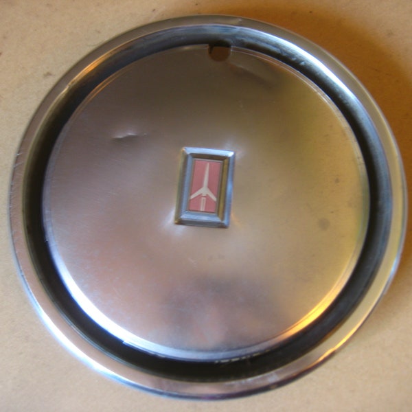 Oldsmobile Cutlass Ciera 1982-83 Hub Cap.