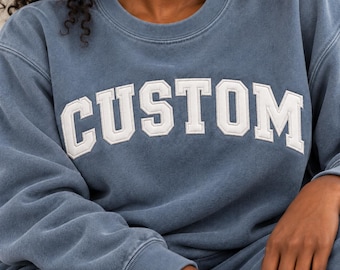 Sweat-shirt épais Comfort Colors avec un seul mot brodé personnalisé sur un seul vêtement.