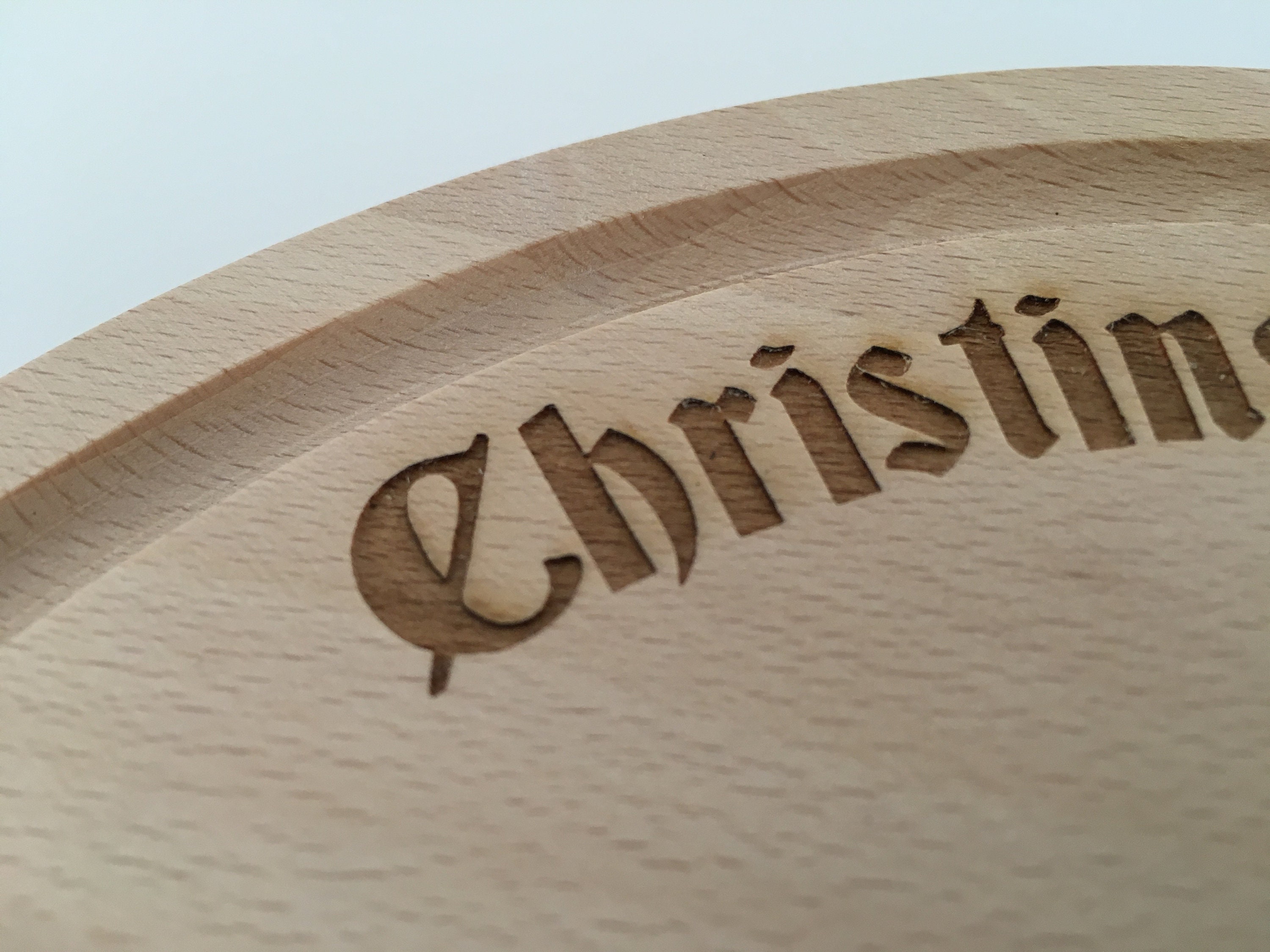 SNEG Bayrisches Brotzeitbrett Rund (25 Cm) Mit Spruch 'An Guadn' – Aus Buchenholz, Personalisierbar