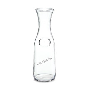 Könnte beinhalten: Eine klare Glaskaraffe mit breitem Boden und schmalem Hals. Die Karaffe hat eine kreisförmige Vertiefung an der Seite und der Text "mit Gravur" ist auf der Vorderseite aufgedruckt.