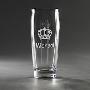 Può includere: Un boccale di birra in vetro trasparente con una corona e il nome "Michael" inciso sul lato.