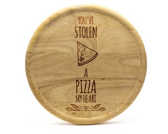 Assiette à pizza en bois avec pizza disant cadeau