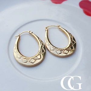 Fine 9ct Yellow Gold Oval Hoop Earrings with Pattern Detail | Yellow Gold Creoles