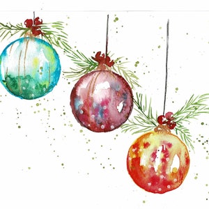 Może przedstawiać: Akwarela przedstawiająca trzy bombki choinkowe w odcieniach niebieskiego, czerwonego i pomarańczowego. Każda bombka zawieszona jest na czarnym sznurku i ozdobiona zielonymi igłami sosny i czerwonymi jagodami. Tło jest białe z zielonymi plamami farby.
