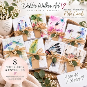 Peut inclure: Un ensemble de huit cartes de correspondance aquarelles assorties avec enveloppes, présentant des illustrations uniques dont une chèvre, une libellule, une plume et des motifs floraux. Chaque carte est liée avec de la ficelle et des fleurs séchées.