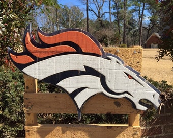 Letrero de madera de los Denver Broncos hecho con madera reciclada. ¿Estás listo para el fútbol americano?