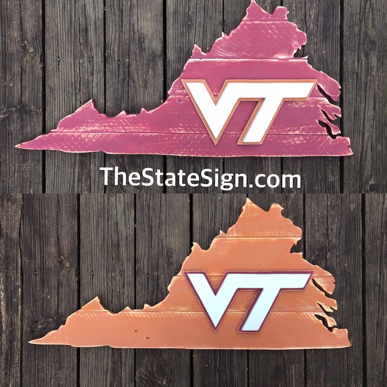 Puede incluir: Dos letreros de madera del estado de Virginia con las letras VT en blanco sobre un fondo granate y naranja. Los letreros est&aacute;n sobre un fondo de madera. TheStateSign.com est&aacute; impreso debajo de los letreros.