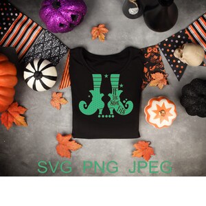Może przedstawiać: Czarny T-shirt z zielonym nadrukiem czarodziejskiego buta i tekstem "Jeśli but pasuje". Koszulka jest otoczona dekoracjami halloweenowymi, w tym dyniami, liśćmi i czaszką.