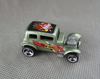 Hot Wheels '32 Ford Vicky 2/4 Redline 2002 #104 1:64 Scale