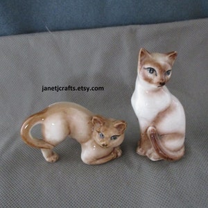Vintage Siamese cat figurines , Set of two cats, Cat knick knack ,Mini Siamese cat figurines , 1950&#39;s figurines janetjcrafts