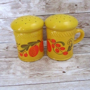 AVON Yellow/AVONシェーカー/MustarD/Pepper Avon Mustard Yellow Salt & Pepper Shakers - Etsy