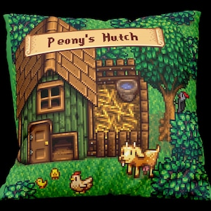Puede incluir: Coj&iacute;n cuadrado con una ilustraci&oacute;n pixelada de una escena de granja. El dise&ntilde;o incluye un edificio de madera con el texto "Peony's Hutch", una cabra, gallinas y un &aacute;rbol. El fondo es verde, con un borde negro.