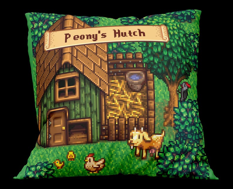 Puede incluir: Coj&iacute;n cuadrado con una ilustraci&oacute;n pixelada de una escena de granja. El dise&ntilde;o incluye un edificio de madera con el texto "Peony's Hutch", una cabra, gallinas y un &aacute;rbol. El fondo es verde, con un borde negro.