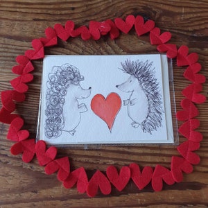 Carte tirée à la main de Valentines. Hérissons dans l’amour