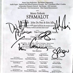 Può includere: Un programma bianco per il musical "Monty Python's Spamalot" con le firme dei membri del cast, tra cui David Hyde Pierce, Tim Curry e Hark Azaria. Il programma elenca il cast, la troupe e le informazioni di produzione.