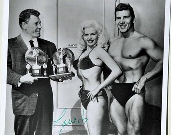 Foto firmada por Jayne Mansfield - Mickey Hargaty - La chica no puede evitarlo - El autobús rebelde con certificado de autenticidad