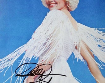 Signiertes 9"x11"-Foto von Dolly Parton – Das beste kleine Freudenhaus in Texas, Magnolien aus Stahl (mit Echtheitszertifikat)