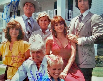 Dallas Cast Signiertes Foto X5 – Larry Hagman, Linda Gray + W / COA