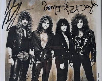 Könnte beinhalten: Schwarzweißfoto einer Rockband, signiert von jedem Mitglied. Die Bandmitglieder sind Reb Beach, Kip Winger, Rod Morgenstein und Paul Taylor. Der Name der Band, "Winger", ist unten auf dem Foto gedruckt. Das Foto stammt vom Label Atlantic Records.