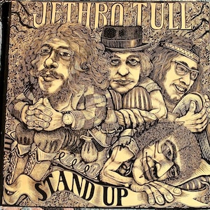 Può includere: Una copertina di un album in vinile vintage con un'illustrazione in bianco e nero di quattro uomini. L'album è intitolato "Jethro Tull" e "Stand Up" in grandi caratteri grassetto.