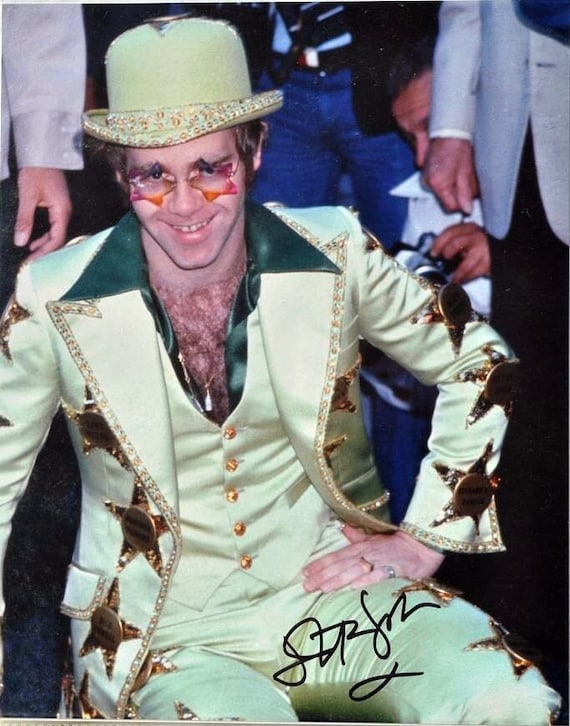 エルトン・ジョン直筆サイン入り2Lサイズ写真…ピアノロック…Elton John エルトン・ジョン直筆サイン入り写真 – イエロー・ブリック・ロード