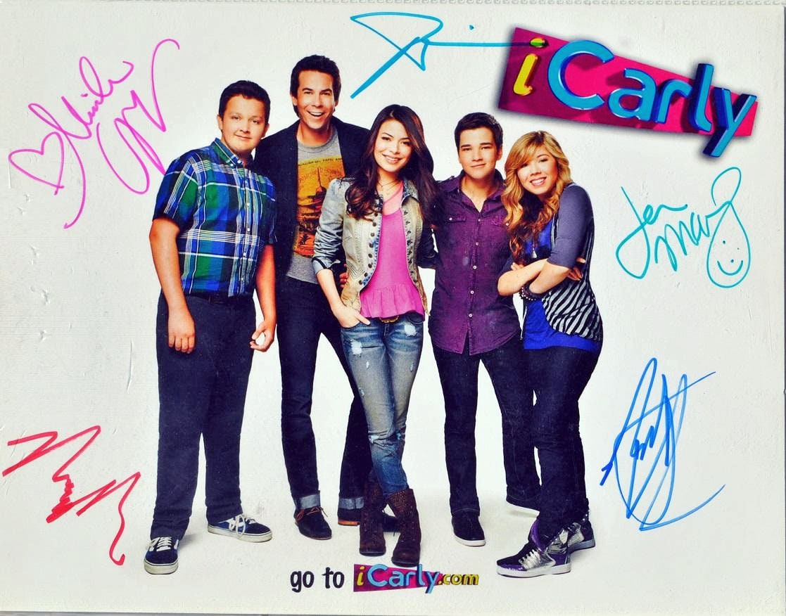 I Carly Nipple Slip